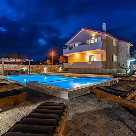 Poolincluded Villa Escape