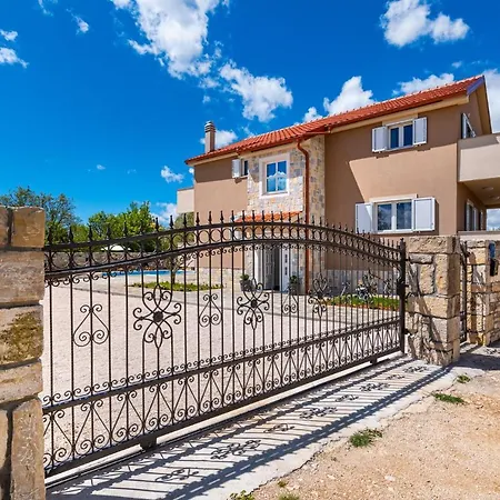 Poolincluded Villa Escape Vikendica