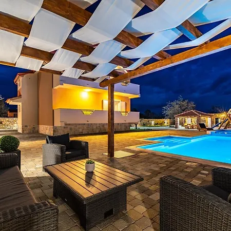 Tatil Evi Poolincluded Villa Escape Perusic Benkovacki